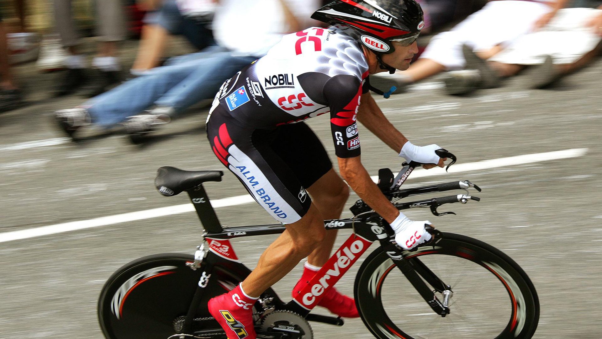 “飘逸漂移:弯道飞舞的速度艺术”,漂移入弯教学